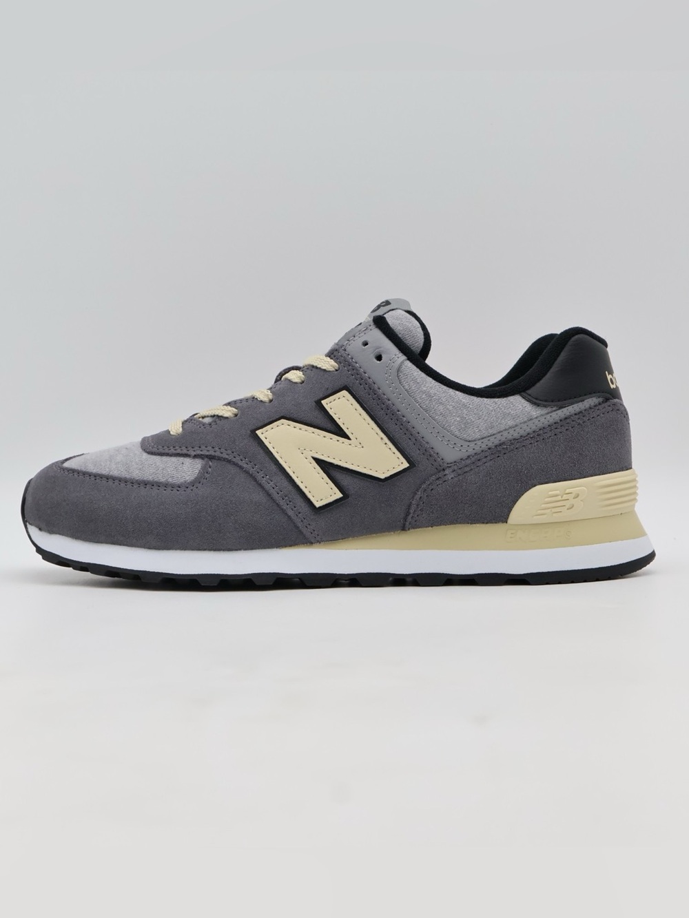 New Balance / 574 sneakers in a grey and beige colorway